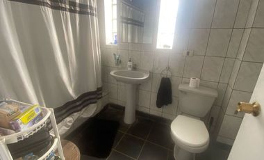 Se vende espaciosa casa en excelente ubicación en la comuna de Macul