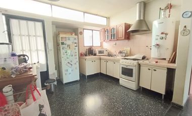 VENDO AMPLIA CASA EN VENTA - ZONA EXHIPODROMO -
