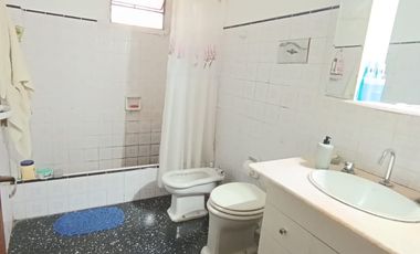 VENDO AMPLIA CASA EN VENTA - ZONA EXHIPODROMO -