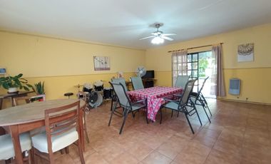 VENDO AMPLIA CASA EN VENTA - ZONA EXHIPODROMO -