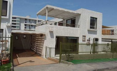 En venta Casa Estilo Mediterráneo. Condominio Mares del Sur. Iquique