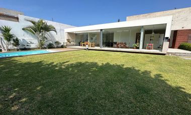 MODERNA CASA CON PISCINA Y RECIÉN REMODELADA