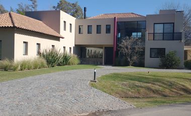 Magnifica Casa en Dos Plantas Sobre Terreno de 1441 m - Praderas de Lujan