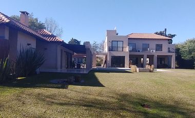 Magnifica Casa en Dos Plantas Sobre Terreno de 1441 m - Praderas de Lujan