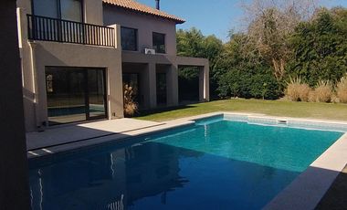 Magnifica Casa en Dos Plantas Sobre Terreno de 1441 m - Praderas de Lujan