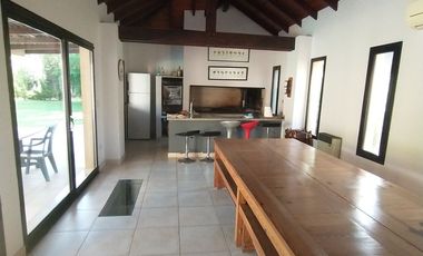 Magnifica Casa en Dos Plantas Sobre Terreno de 1441 m - Praderas de Lujan