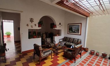 Venta hermosa casa, Barrio La Asunción, Copacabana.