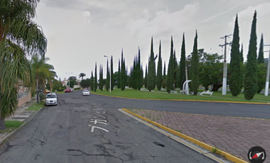 Casa ubicada en Fraccionamiento Ciudad Bugambilias Zapopan, Jalisco. Con 6 recamaras y 524m2. Muy Cerca de Plaza Panorámica Bugambilias.