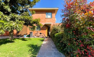 Casa dos pisos en Condominio Valle Araucarias