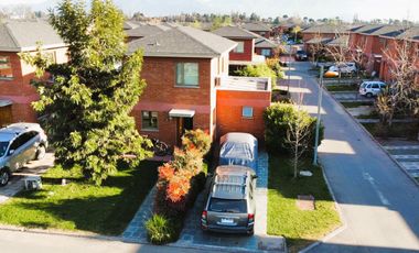 Casa dos pisos en Condominio Valle Araucarias