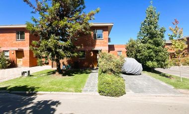 Casa dos pisos en Condominio Valle Araucarias