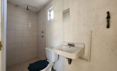 Renta de Edificio de Oficinas con 2 locales y 4 oficinas en Av. Comonfort a una calle de Paseo Tollocan