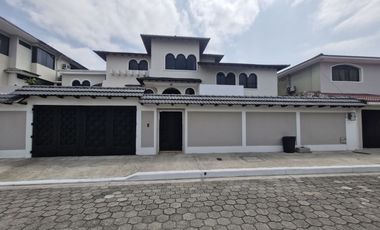 CASA EN LAS GARZAS - VENTA CON PISCINA – SAUNA Y VAPOR.