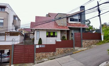 En Venta Casa a 2 cuadras de la Universidad Católica de Azogues