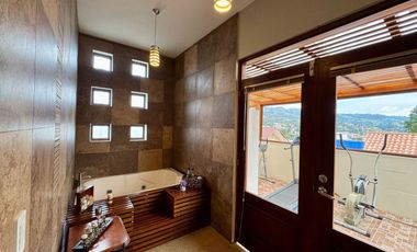 En Venta Casa a 2 cuadras de la Universidad Católica de Azogues