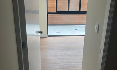 BONITO DPTO DE ESTRENO EN VENTA EN PRIMER PISO EN SURCO FRENTE A PARQUE