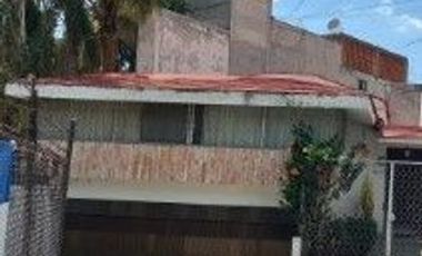 amplia casa de un nivel con jardin