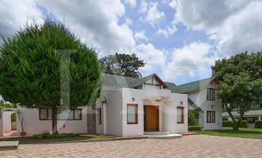 Venta o Renta de Casa con Suite Independiente y Amplio Terreno en Nayón.