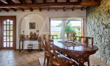 Venta o Renta de Casa con Suite Independiente y Amplio Terreno en Nayón.
