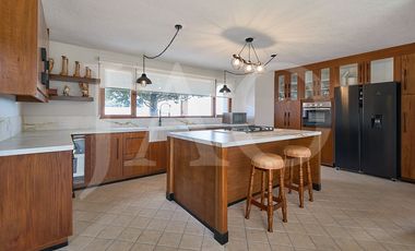 Venta o Renta de Casa con Suite Independiente y Amplio Terreno en Nayón.