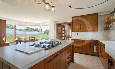 Venta o Renta de Casa con Suite Independiente y Amplio Terreno en Nayón.