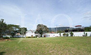 Venta o Renta de Casa con Suite Independiente y Amplio Terreno en Nayón.