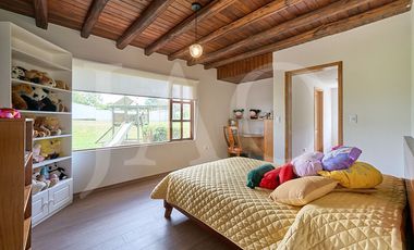 Venta o Renta de Casa con Suite Independiente y Amplio Terreno en Nayón.