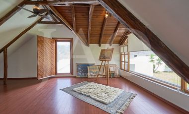 Venta o Renta de Casa con Suite Independiente y Amplio Terreno en Nayón.