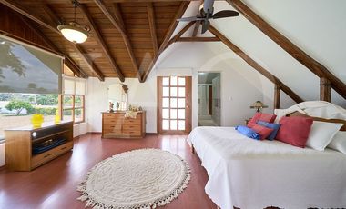 Venta o Renta de Casa con Suite Independiente y Amplio Terreno en Nayón.