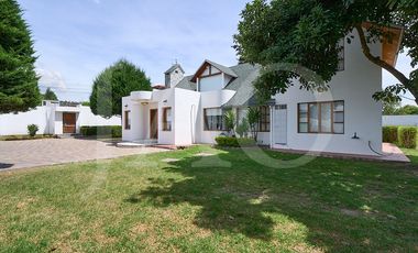 Venta o Renta de Casa con Suite Independiente y Amplio Terreno en Nayón.