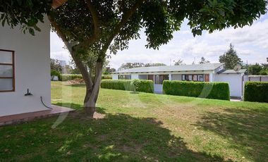 Venta o Renta de Casa con Suite Independiente y Amplio Terreno en Nayón.