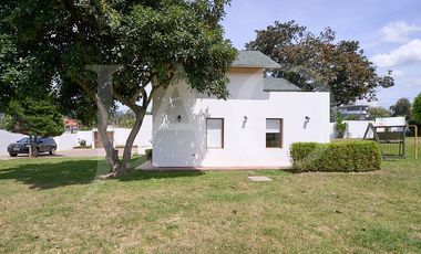 Venta o Renta de Casa con Suite Independiente y Amplio Terreno en Nayón.