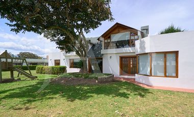 Venta o Renta de Casa con Suite Independiente y Amplio Terreno en Nayón.