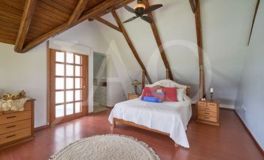 Venta o Renta de Casa con Suite Independiente y Amplio Terreno en Nayón.