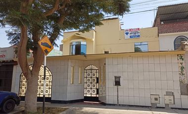 Se Vende Amplia Casa Con Excelente Distribucion