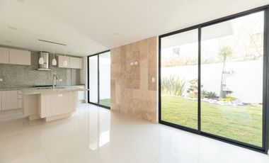 CASA DE 4 RECÁMARAS EN LOMAS DE ANGELOPOLIS 3 - ENTREGA INMEDIATA