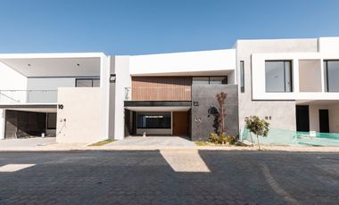 CASA MODERNA CASA DE 5 RECÁMARAS EN LOMAS DE ANGELOPOLIS 3 - ENTREGA INMEDIATA