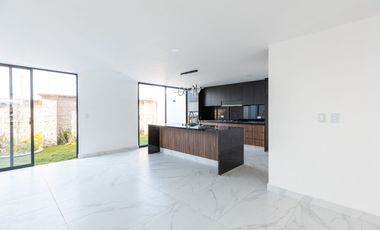 CASA MODERNA CASA DE 5 RECÁMARAS EN LOMAS DE ANGELOPOLIS 3 - ENTREGA INMEDIATA