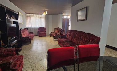 Se Vende Amplia Casa De 2 Pisos En Calle Guzmán Barrón - Trujillo (aipanaque)