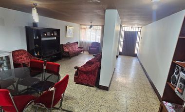 Se Vende Amplia Casa De 2 Pisos En Calle Guzmán Barrón - Trujillo (aipanaque)