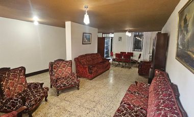 Se Vende Amplia Casa De 2 Pisos En Calle Guzmán Barrón - Trujillo (aipanaque)