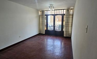 Se Vende Amplia Casa De 2 Pisos En Calle Guzmán Barrón - Trujillo (aipanaque)