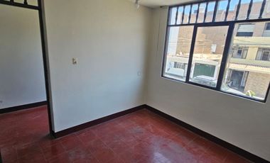 Se Vende Amplia Casa De 2 Pisos En Calle Guzmán Barrón - Trujillo (aipanaque)