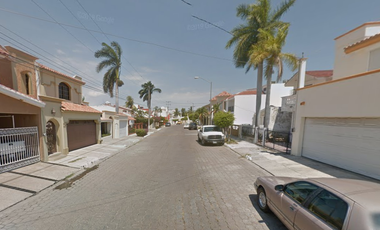 CASA EN COLONIA LOMAS DE MAZATLÁN, SINALOA.