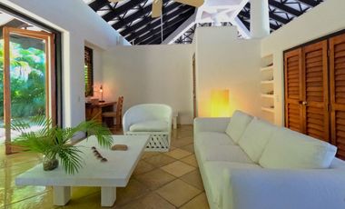 VILLA EN RENTA A PIE DE PLAYA Y RODEADO DE NATURALEZA