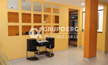 Casa en Venta con Locales Comerciales en Santa Anita