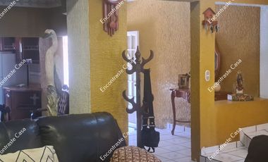 CASA EN VENTA, A UNA CUADRA DE CALZADA BENITO JUAREZ