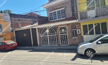 CASA EN VENTA, A UNA CUADRA DE CALZADA BENITO JUAREZ