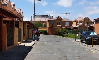 Venta casa 4 habitaciones, 4 baños, 2 estacionamientos.
