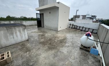 Casa en Renta en  Arbolada, de 2 niveles y terraza amplia en 3er piso